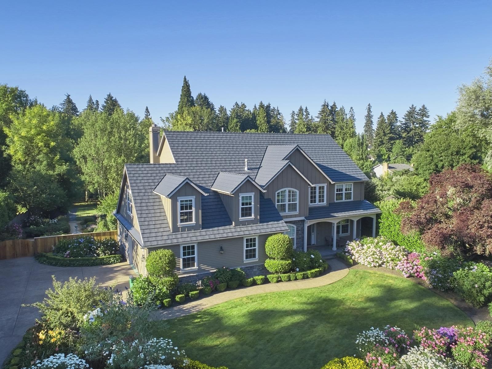 Close-up of Deep Charcoal Interlock aluminum slate roofing